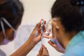 Nhân viên y tế chuẩn bị tiêm vaccine ngừa COVID-19 tại Kuala Lumpur, Malaysia. (Ảnh: THX/TTXVN) 