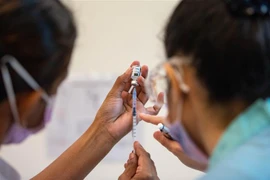 Nhân viên y tế chuẩn bị tiêm vaccine ngừa COVID-19 tại Kuala Lumpur, Malaysia. (Ảnh: THX/TTXVN) 