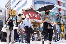 Người dân di chuyển dưới tiết trời nắng nóng tại Nagoya, Nhật Bản. (Ảnh: Kyodo/TTXVN)