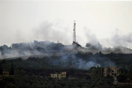 Khói bốc lên sau vụ tấn công của Israel vào làng Dhaira ở Liban ngày 11/10/2023. (Ảnh: THX/TTXVN)