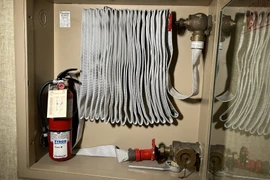 Các thiết bị chữa cháy tại một chung cư. (Ảnh: Hà Linh/Vietnam+)