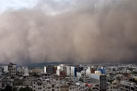 Bão cát quét qua Thủ đô Tehran của Iran. (Ảnh: AFP/TTXVN)