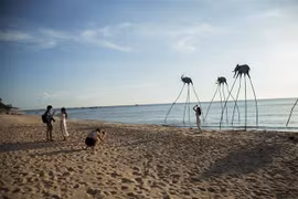 Du khách vui chơi ở Bãi Trường, xã Dương Tơ, thành phố Phú Quốc (Kiên Giang). (Ảnh: Hồng Đạt/TTXVN) 