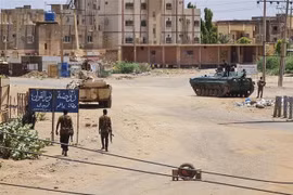 Quân đội Sudan gác trên một đường phố ở thủ đô Khartoum, ngày 6/5/2023. (Ảnh: AFP/TTXVN)