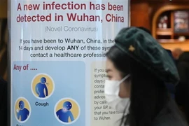 Bảng thông tin về dịch viêm phổi do virus corona tại sân bay Heathrow ở phía tây thủ đô London, Anh, ngày 28/1/2020. (Nguồn: AFP/TTXVN) 