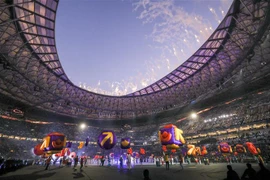 Các nghệ sỹ trình diễn tại lễ bế mạc World Cup 2022 ở Doha, Qatar. (Ảnh: THX/TTXVN) 