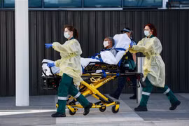 Chuyển bệnh nhân nhiễm COVID-19 tới bệnh viện ở Adelaide, Australia, ngày 21/4/2020. (Nguồn: AFP/TTXVN) 
