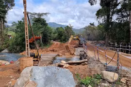 Dự án cầu mới thay thế tràn Gia Nhông (tỉnh lộ 707, xã Phước Bình, huyện Bác Ái) đang được khẩn trương thi công. (Ảnh: Nguyễn Thành/TTXVN) 