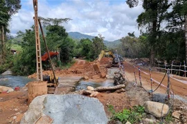 Dự án cầu mới thay thế tràn Gia Nhông (tỉnh lộ 707, xã Phước Bình, huyện Bác Ái) đang được khẩn trương thi công. (Ảnh: Nguyễn Thành/TTXVN) 
