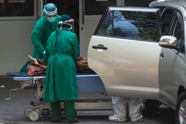Nhân viên y tế chuyển bệnh nhân COVID-19 tới bệnh viện tại Jakarta, Indonesia, ngày 9/7/2021. (Ảnh: THX/TTXVN) 