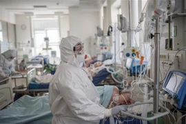 Nhân viên y tế chăm sóc bệnh nhân COVID-19 tại bệnh viện ở Moskva, Nga ngày 2/5/2020. (Nguồn: THX/TTXVN) 