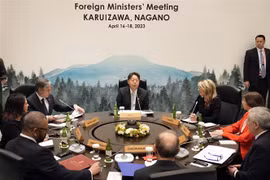(Từ trái sang, theo chiều kim đồng hồ) Ngoại trưởng Anh James Cleverly, Ngoại trưởng Đức Annalena Baerbock, Ngoại trưởng Mỹ Antony Blinken, Ngoại trưởng Nhật Bản Yoshimasa Hayashi, Ngoại trưởng Canada Melanie Joly, Ngoại trưởng Pháp Catherine Colonna, Ngo
