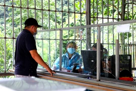 Lái xe khai báo y tế tại chốt kiểm dịch số 1 đặt tại đèo Chuối, Quốc lộ 20, Đạ Huoai, tỉnh Lâm Đồng. (Nguồn: Báo Lâm Đồng) 