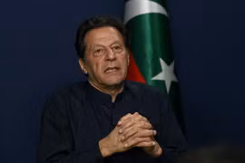 Cựu Thủ tướng Imran Khan trả lời phỏng vấn tại Lahore, Pakistan, ngày 18/5/2023. (Ảnh: AFP/TTXVN)