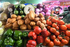 Rau củ quả được bày bán tại khu chợ ở Nam Kinh, Khu tự trị Choang Quảng Tây, Trung Quốc ngày 30/1/2020. (Nguồn: THX/TTXVN) 