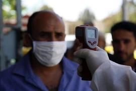 Nhân viên y tế kiểm tra nhiệt độ trước khi vào một bệnh viện ở Sanaa, Yemen, ngày 24/3. (Nguồn:THX/TTXVN) 