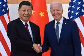 Chủ tịch Trung Quốc Tập Cận Bình (trái) và Tổng thống Mỹ Joe Biden tại cuộc gặp ở Bali, Indonesia ngày 14/11/2022. (Ảnh: AFP/TTXVN)