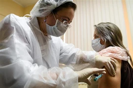 Tiêm vắcxin ngừa COVID-19 tại Moskva, Nga, ngày 5/12/2020. (Nguồn: AFP/TTXVN) 