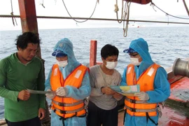 Hải đoàn 32, Bộ Tư lệnh Vùng Cảnh sát biển 3 tuyên truyền Luật Cảnh sát biển Việt Nam cho các ngư dân hoạt động trên biển trong điều kiện dịch COVID-19 vẫn còn diễn biến phức tạp. (Ảnh: TTXVN phát) 
