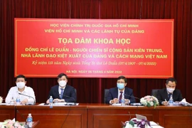 Các đại biểu chủ trì tọa đàm. (Ảnh: Văn Điệp/TTXVN) 