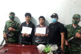 Các đối tượng và tang vật bị bắt giữ. (Ảnh: TTXVN phát) 