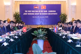 Thứ trưởng Bộ Ngoại giao Lê Hoài Trung và Quốc Vụ khanh Bộ Nội vụ Campuchia Sok Phal đồng chủ trì họp nhóm công tác hỗn hợp về biên giới đất liền vòng 1 giữa hai nước. (Ảnh: Lâm Khánh/TTXVN) 