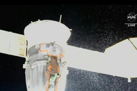 Hình ảnh do NASA công bố ngày 15/12/2022 cho thấy chất làm mát rò rỉ từ tàu vũ trụ Soyuz MS-22. (Ảnh: AFP/TTXVN)