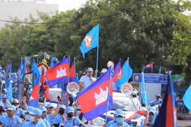 Quang cảnh diễu hành vận động tranh cử của CPP trên đường phố ở thủ đô Phnom Penh vào sáng 1/7. (Ảnh: Hoàng Minh/TTXVN)