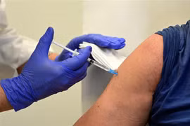 Tiêm vaccine ngừa COVID-19 của hãng Johnson & Johnson tại Milan, Italy. (Ảnh: AFP/TTXVN) 