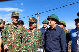 Phó Thủ tướng Trịnh Đình Dũng kiểm tra điểm đầu sạt lở để thông tuyến vào xã Trà Leng, huyện Nam Trà My, tỉnh Quảng Nam. (Nguồn: TTXVN) 