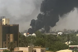 Khói bốc lên tại khu dân cư ở Khartoum, sau giao tranh giữa quân đội Sudan và lực lượng bán quân sự RSF, ngày 16/4/2023. (Ảnh: AFP/TTXVN)