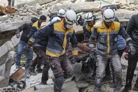 Lực lượng cứu hộ chuyển người bị thương ra khỏi đống đổ nát sau trận động đất tại Idlib, Syria ngày 7/2/2023. (Ảnh: AFP/TTXVN)