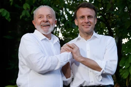 Tổng thống Pháp Emmanuel Macron (phải) và Tổng thống Brazil Luiz Inacio Lula da Silva tại cuộc gặp ở Belem ngày 26/3/2024. (Ảnh: AFP/TTXVN)
