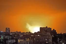 Khói lửa chói lòa sau vụ không kích của Israel xuống Dải Gaza ngày 10/5/2021. (Ảnh: AFP/TTXVN)