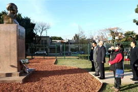 Đại sứ Dương Quốc Thanh và khách mời dâng hoa tại Tượng đài Chủ tịch Hồ Chí Minh. (Ảnh: Hoài Nam/TTXVN) 