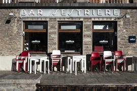 Một quán bar đóng cửa khi các biện pháp hạn chế được áp dụng nhằm ngăn dịch COVID-19 lây lan tại Sestriere, Italy. (Nguồn: AFP/TTXVN) 