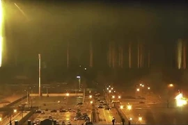 Nhà máy điện hạt nhân Zaporizhzhia ở Energodar, Ukraine, bị trúng đạn pháo ngày 4/3/2022. (Ảnh: AFP/TTXVN) 