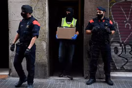 Cảnh sát khám xét một ngôi nhà trong chiến dịch truy quét tội phạm ma túy ở Barcelona, Tây Ban Nha, ngày 7/10/2020. (Nguồn: AFP/TTXVN) 