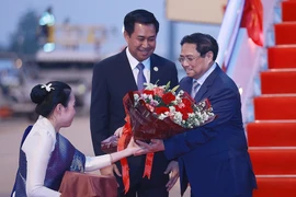 [Photo] Thủ tướng đến Vientiane dự Hội nghị cấp cao Ủy hội sông Mekong