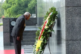[Photo] Chủ tịch Quốc hội Cuba vào Lăng viếng Chủ tịch Hồ Chí Minh