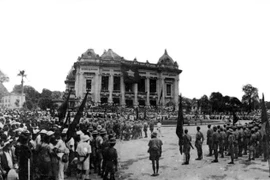 Những ngày Tháng Tám sôi sục ở Thủ đô Hà Nội. Cách mạng Tháng Tám mở ra một thời đại mới ở Việt Nam, thời đại nhân dân Việt Nam làm chủ đất nước, làm chủ vận mệnh của chính mình. (Ảnh: TTXVN) 