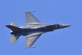 Máy bay F-16 của Không lực Mỹ bay trình diễn tại căn cứ không quân Osan ở Pyeongtaek, Hàn Quốc. (Ảnh: AFP/TTXVN)