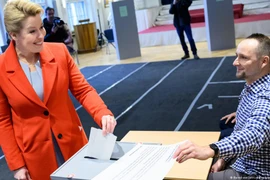 Thị trưởng Berlin Franziska Giffey bỏ phiếu bầu. (Nguồn: DPA)