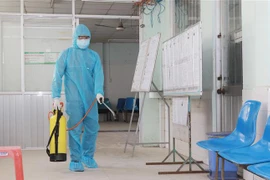 Thực hiện phun khử khuẩn tại Khu cách ly tập trung Trung tâm Y tế quận Gò Vấp. (Ảnh: Đinh Hằng/TTXVN) 
