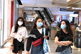 Người dân Thái Lan đeo khẩu trang để phòng chống dịch COVID-19. (Ảnh: Ngọc Quang/TTXVN) 