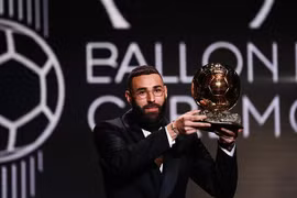 Tiền đạo Karim Benzema của Real Madrid được trao giải Quả bóng Vàng tại buổi lễ ở Paris, Pháp, ngày 17/10/2022. (Ảnh: AFP/TTXVN) 