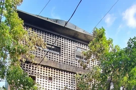 Phía trước của ngôi nhà 3 tầng bị cháy được sử dụng cửa cuốn và thiết kế kín, không có lối thoát nạn. (Ảnh: Vũ Hà/TTXVN)