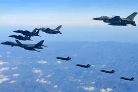 Máy bay ném bom B-1B (trái), US F-35A (phía xa) của Không lực Mỹ (trái) và F-16 (phải) cùng F-15K (trái, phía trên) của Hàn Quốc trong cuộc tập trận chung thường niên Vigilant Ace ngày 6/12/2017. (Nguồn: AFP/TTXVN) 