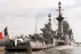 Tàu ngầm hạt nhân La Perle (phải) của Pháp tại cảng La Goulette ở Tunis, Tunisia, ngày 29/11/1997. (Ảnh: AFP/TTXVN) 