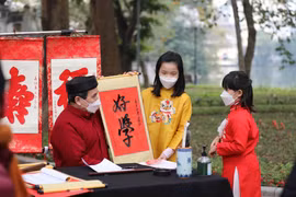 [Photo] Người dân Thủ đô du Xuân không quên thông điệp 5K